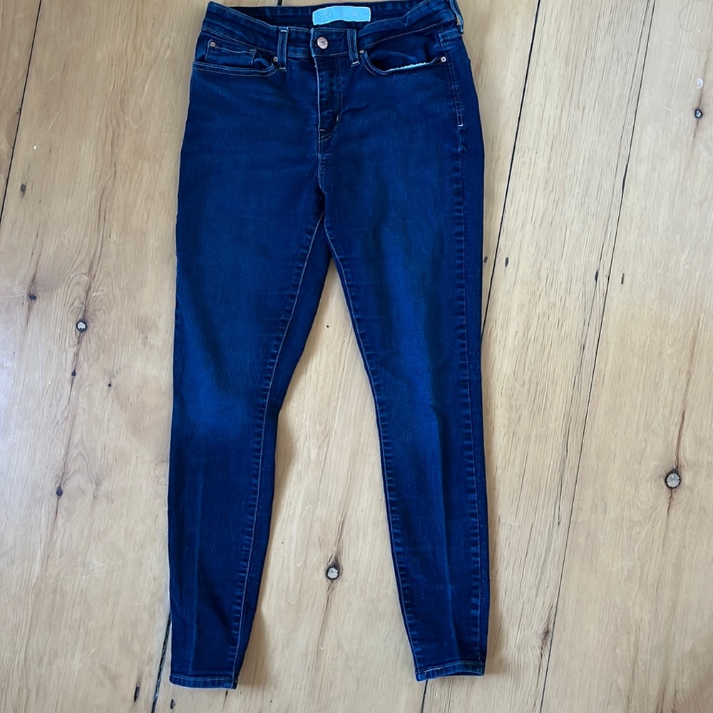 Signature Levi’s dark skinny jeans, size 29